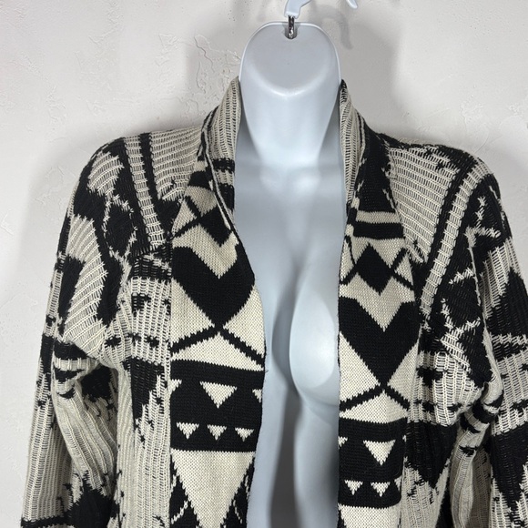 RD Style Black and White Geometric Cardigan size medium - Picture 2 of 11